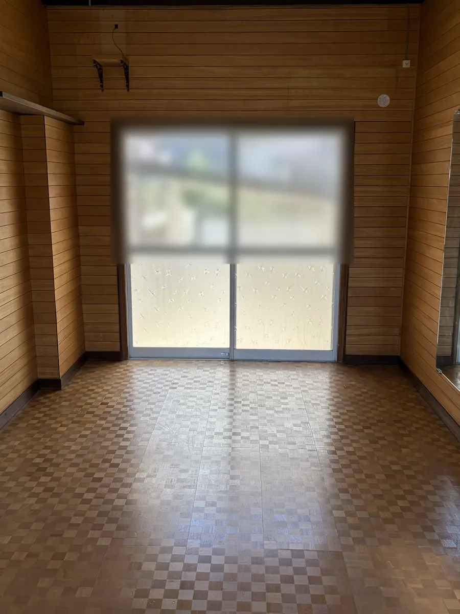 空き家片付け後の洋室。家財が搬出され床が見えている状態