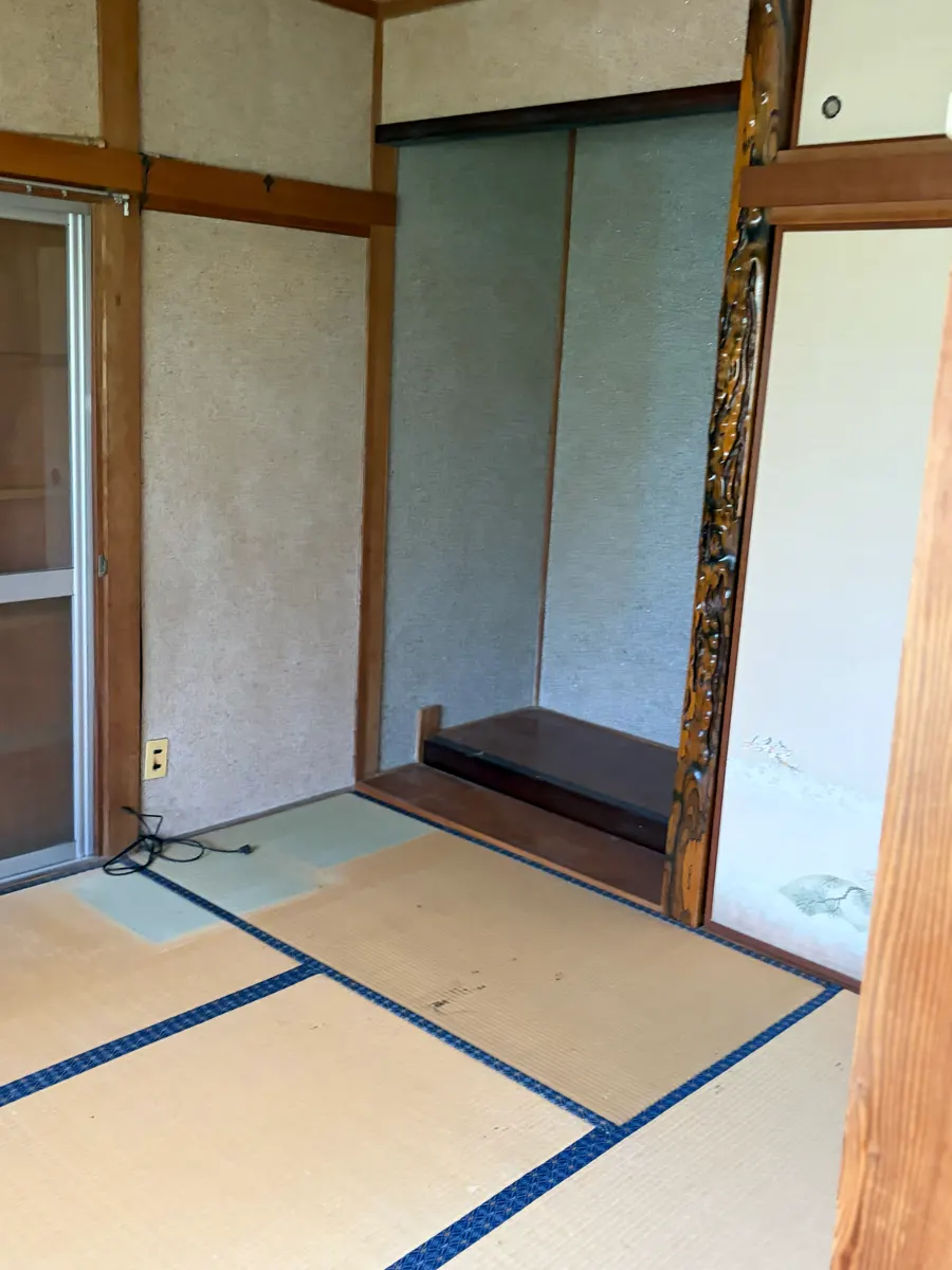 遺品整理後の和室。押入れと畳が片付いた状態